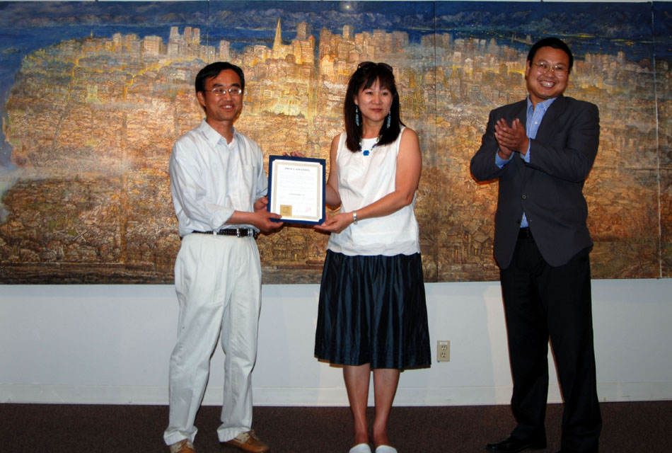 Mayor of Cupertino Kris Wang (C) presents the award of honorary citizen to Yu Chunming (L) in Cupertino, the United States, June 5, 2010. (Xinhua)