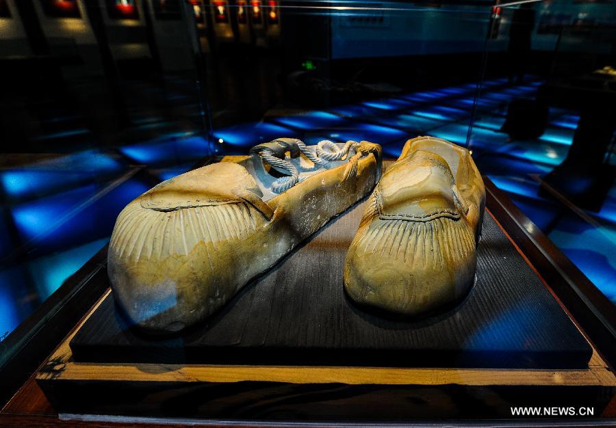 Photo taken on Nov. 19, 2012 shows the shoes-like Songhua stone carvings presented in the Songhua Stone Museum in Jiangyuan District of Baishan City, northeast China's Jilin Province. Baishan City is known as the hometown of Songhua stones. (Xinhua/Xu Chang) 