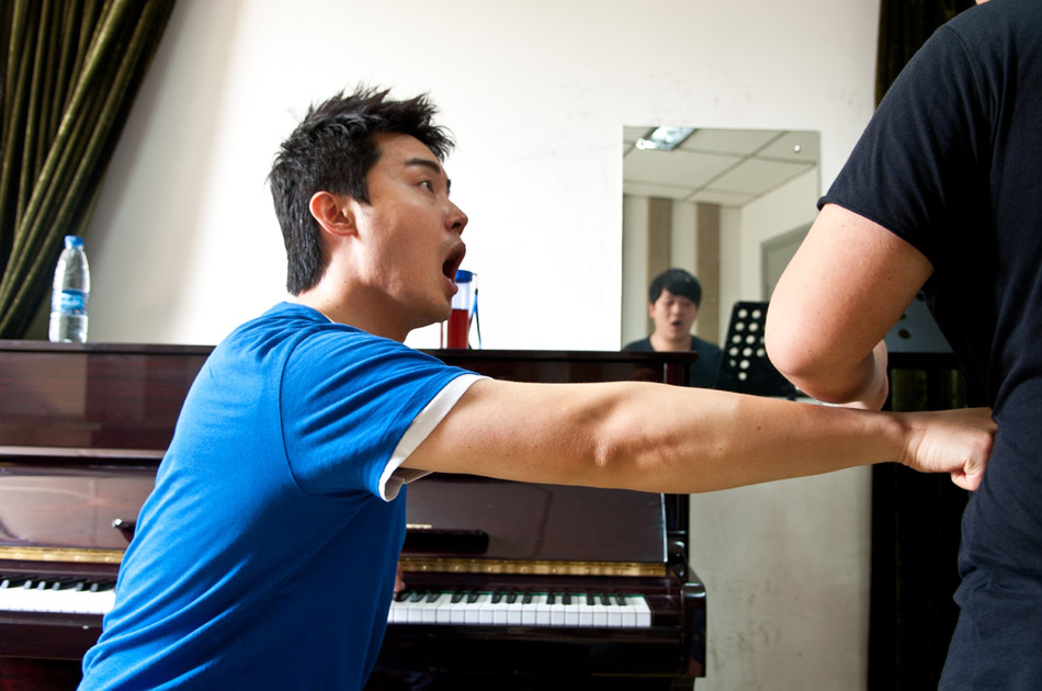 Zhang Yingxi (L) gives instructions to a student during a vocal training at the China Conservatory, a music academy, in Beijing, capital of China, May 25, 2012. (Xinhua/Li Mangmang)