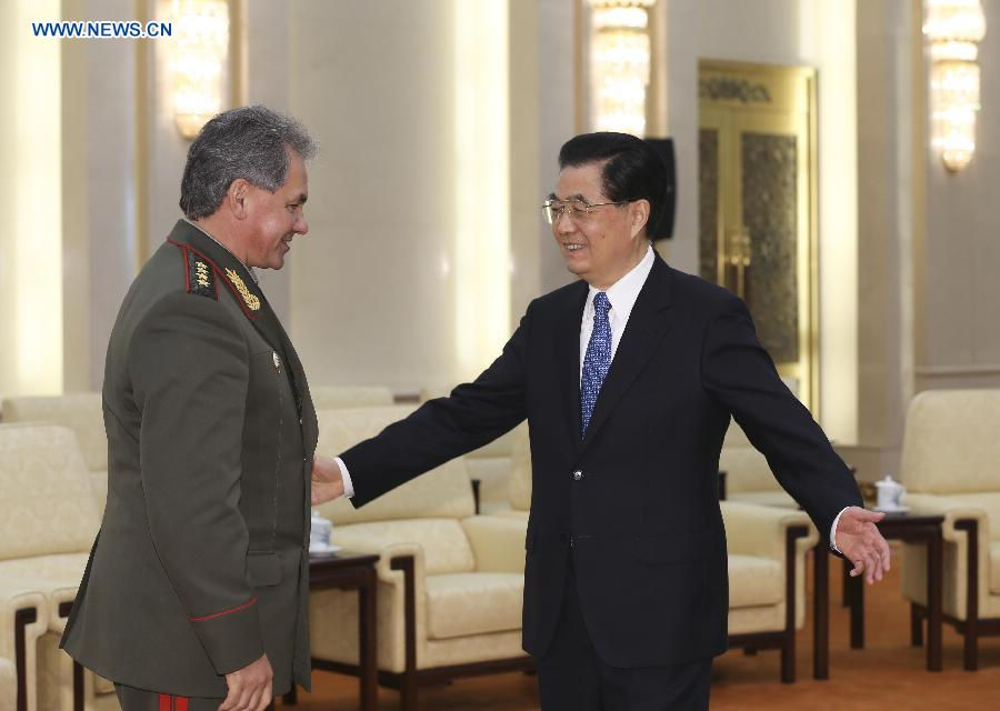 Chinese President Hu Jintao (R) meets with Russian Defense Minister Sergei Shoigu in Beijing, capital of China, Nov. 21, 2012. (Xinhua/Lan Hongguang)