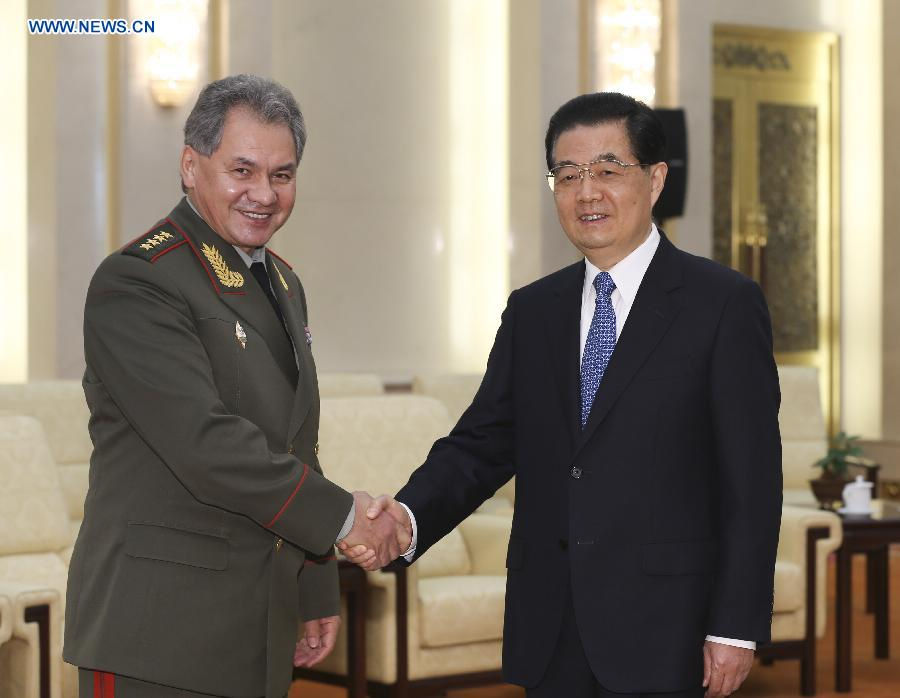 Chinese President Hu Jintao (R) meets with Russian Defense Minister Sergei Shoigu in Beijing, capital of China, Nov. 21, 2012. (Xinhua/Lan Hongguang)