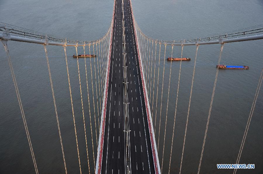 Photo taken on Nov. 4, 2012 shows the Taizhou Yangtze River Bridge in Taizhou, east China's Jiangsu Province. The bridge will open to traffic on Nov. 25. (Xinhua/Lu Zhinong)