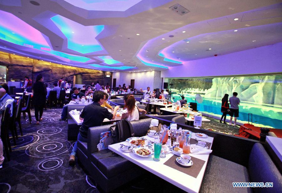 Tourists have meals in the Ocean Park in Hong Kong, south China, July 17, 2012. The Hong Kong Ocean Park was awarded as the world best theme park recently.(Xinhua/Chen Xiaowei) 