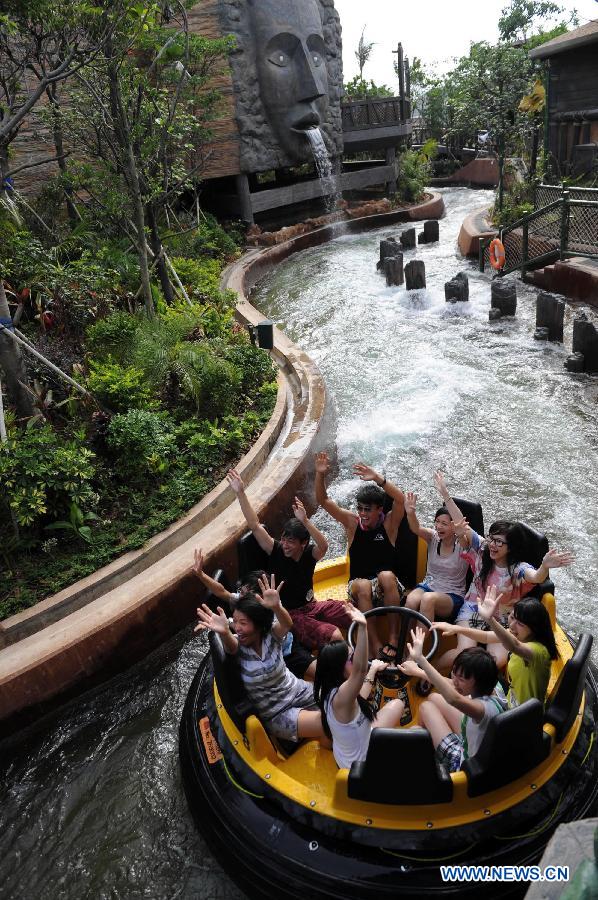 Tourists play in the Ocean Park in Hong Kong, south China, June 14, 2011. The Hong Kong Ocean Park was awarded as the world best theme park recently.(Xinhua/Chen Xiaowei) 