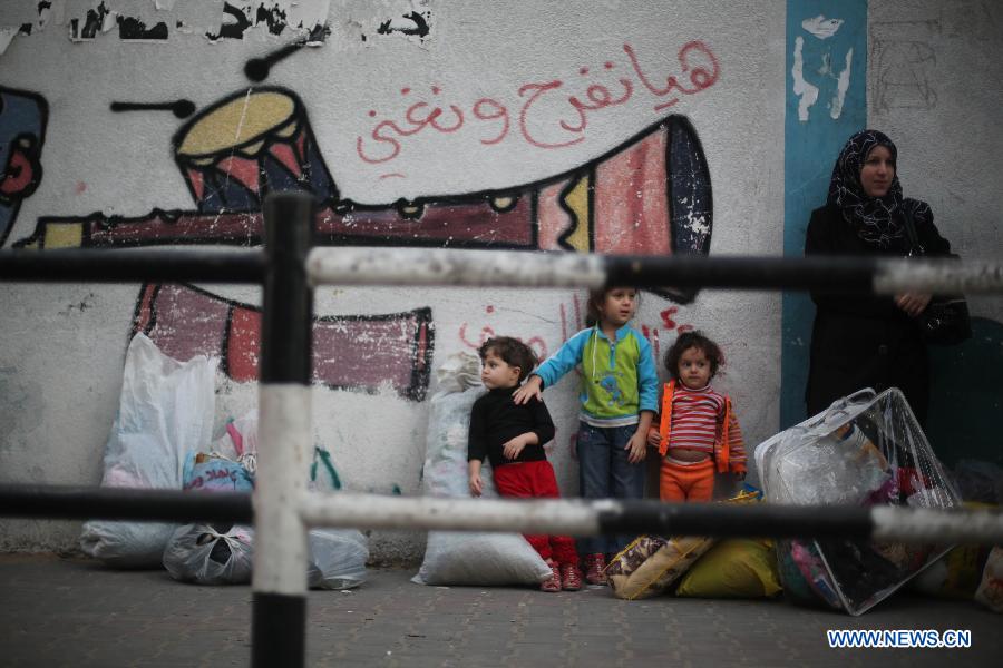 Palestinians stay at a United Nations-run school in Gaza City on Nov. 20, 2012. Many Palestinian families fled from their houses in Beit Lahia refugee camp in northern Gaza Strip to a temporary residence at a UN-run school in Gaza City. (Xinhua/Wissam Nassar) 