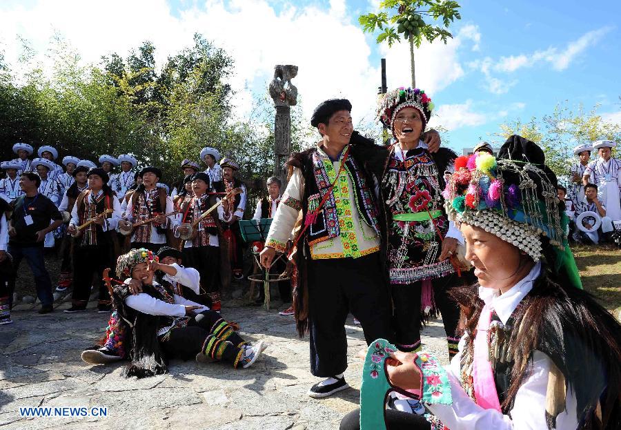 People of the Yi Ethnic Group perform at the first China Puer International Country Music Festival in Puer, southwest China's Yunnan Province, Nov. 21, 2012. The new silk road Miss World contest will also be held along with the festival, which kicked off here on Tuesday. (Xinhua/Yang Zongyou)