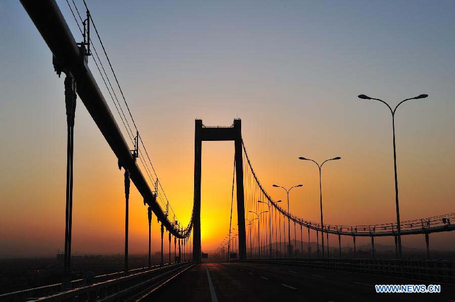 Photo taken on Nov. 4, 2012 shows the Taizhou Yangtze River Bridge in Taizhou, east China's Jiangsu Province. The bridge will open to traffic on Nov. 25. (Xinhua/Lu Zhinong) 