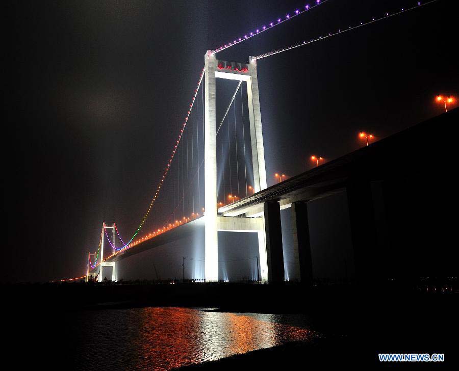 Photo taken on Nov. 20, 2012 shows the Taizhou Yangtze River Bridge in Taizhou, east China's Jiangsu Province. The bridge will open to traffic on Nov. 25. (Xinhua/Lu Zhinong) 