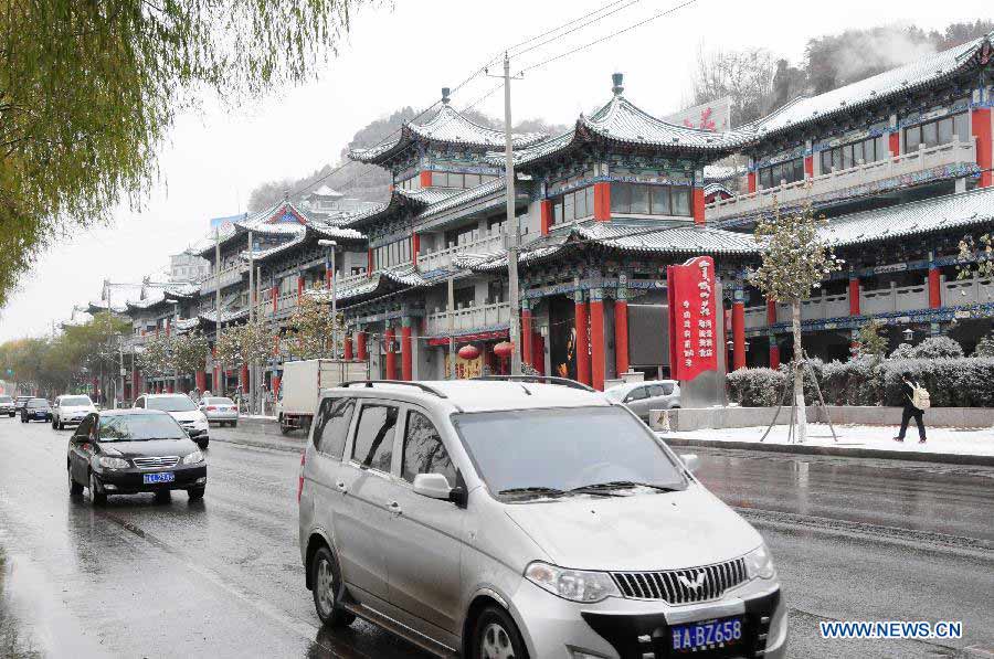 Cars move in snow in Lanzhou, capital of northwest China's Gansu Province, Nov. 22, 2012. The province was hit by snow and temperature decrease on Thursday.(Xinhua/Fan Peishen) 