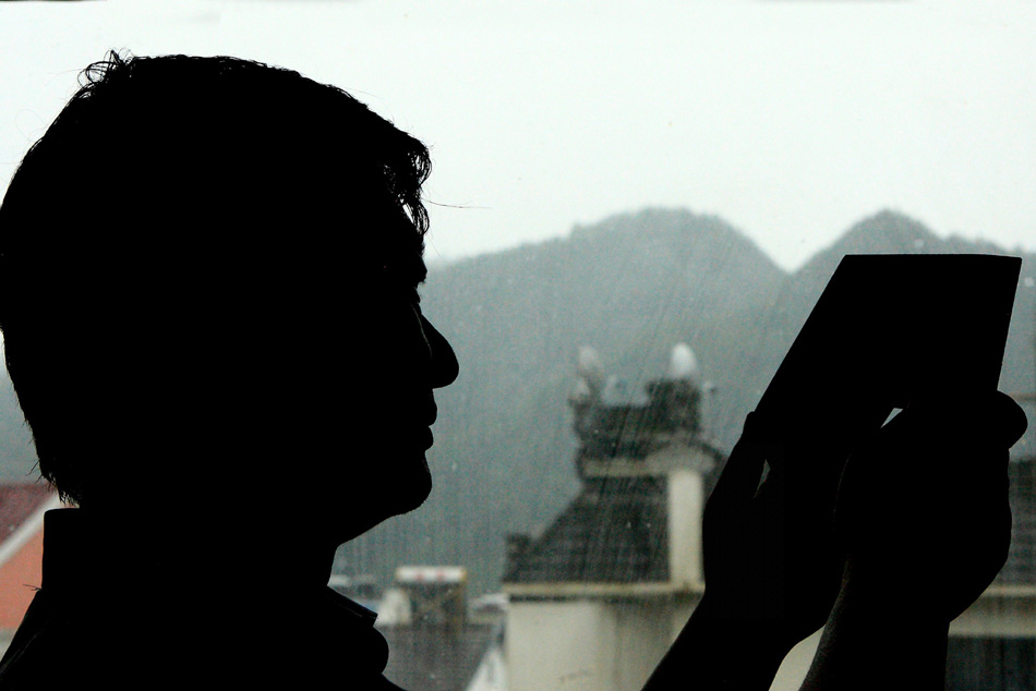 Xiang Shengli examines a piece of inkstick in Shexian County of east China's Anhui Province, Aug. 8, 2012. (Xinhua/Xu Zijian)