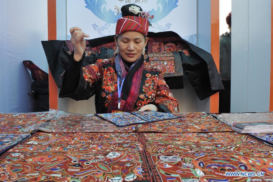 A contestant makes embroidery with the style of Miao ethnic group during a competition showcasing handmade craftwork in Guiyang, capital of southwest China's Guizhou Province, Nov. 22, 2012. Some 200 craftsmen showed their skills in the event which exhibited over 570 creations of silverware, batik fabric, embroidery and traditional costumes. The three day competition kicked off here Wednesday. (Xinhua/Ou Dongqu) 