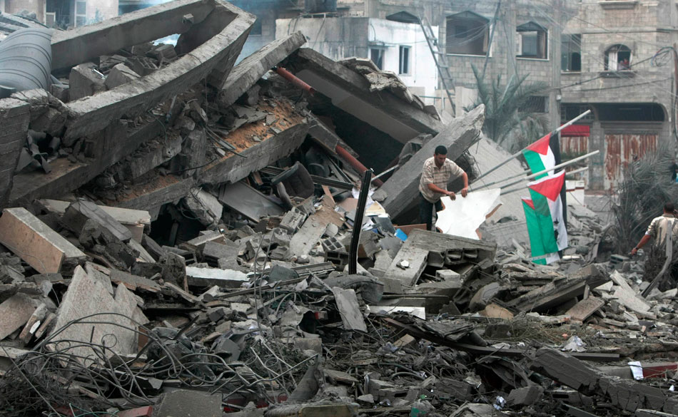 A Palestinian looks for possibly usable articles in the ruins of buildings in Gaza City on Nov. 17, 2012. (Xinhua/AFP)