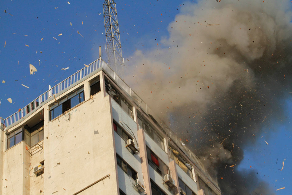 Dense smoke rises from the building of al-Aqsa Television station run by Hamas in the Gaza Strip, on Nov. 18, 2012. (Xinhua/AFP)