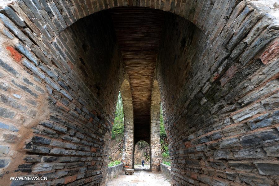 Photo taken on Nov. 21, 2012 shows the Taiping Bridge in Yangcun Village, Longnan County of east China's Jiangxi Province. The arch bridge, made of bricks, clay and moorstone, has been set up here for over 200 years. (Xinhua/Song Zhenping) 