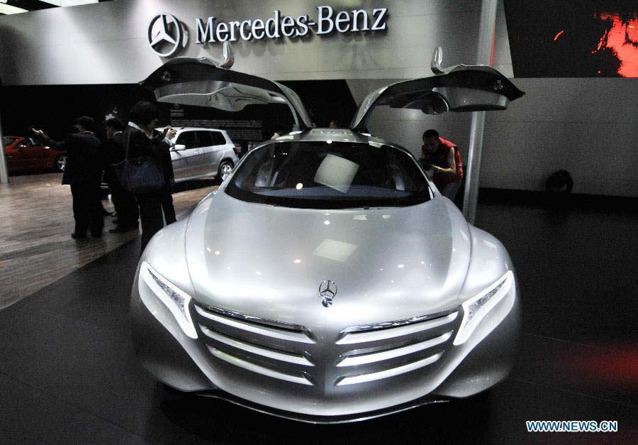 Visitors look at vehicles presented in the booth of Mercedes-Benz during the press day of the 10th China (Guangzhou) International Automobile Exhibition in Guangzhou, capital of south China's Guangdong Province, Nov. 22, 2012. The exhibition is expected to be held from Nov. 23 to Dec. 2, 2012. (Xinhua/Chen Yehua) 