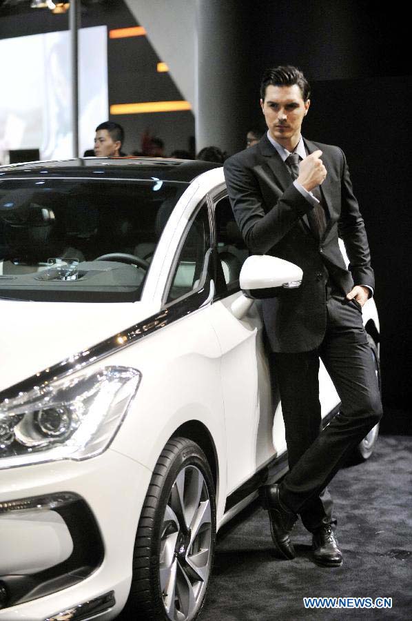 A model presents a car during the press day of the 10th China (Guangzhou) International Automobile Exhibition in Guangzhou, capital of south China's Guangdong Province, Nov. 22, 2012. The exhibition is expected to be held from Nov. 23 to Dec. 2, 2012. (Xinhua/Chen Yehua) 