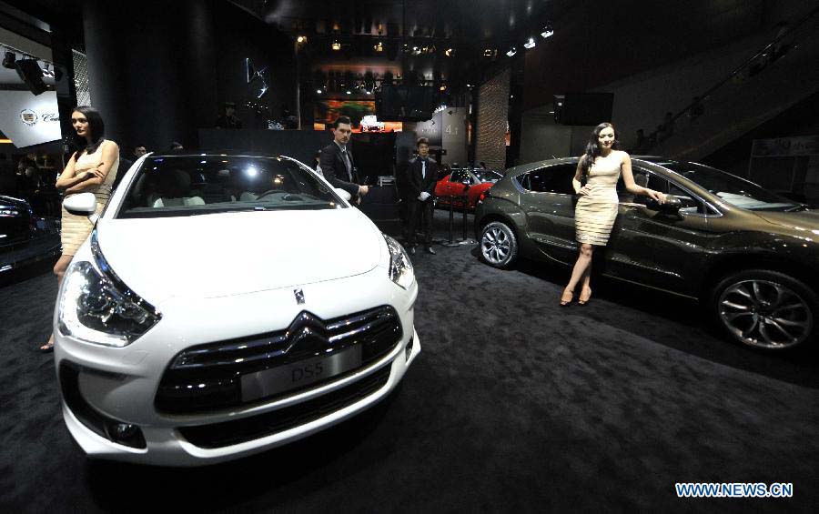 Models present cars during the press day of the 10th China (Guangzhou) International Automobile Exhibition in Guangzhou, capital of south China's Guangdong Province, Nov. 22, 2012. The exhibition is expected to be held from Nov. 23 to Dec. 2, 2012. (Xinhua/Chen Yehua) 