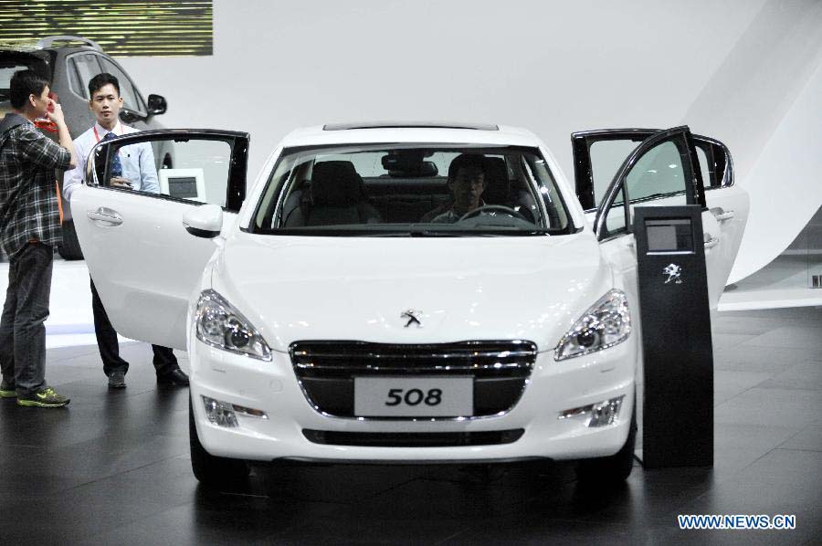 A visitor experiences a car during the press day of the 10th China (Guangzhou) International Automobile Exhibition in Guangzhou, capital of south China's Guangdong Province, Nov. 22, 2012. The exhibition is expected to be held from Nov. 23 to Dec. 2, 2012. (Xinhua/Chen Yehua)