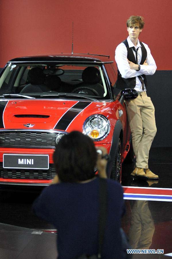 A model presents a car during the press day of the 10th China (Guangzhou) International Automobile Exhibition in Guangzhou, capital of south China's Guangdong Province, Nov. 22, 2012. The exhibition is expected to be held from Nov. 23 to Dec. 2, 2012. (Xinhua/Chen Yehua) 