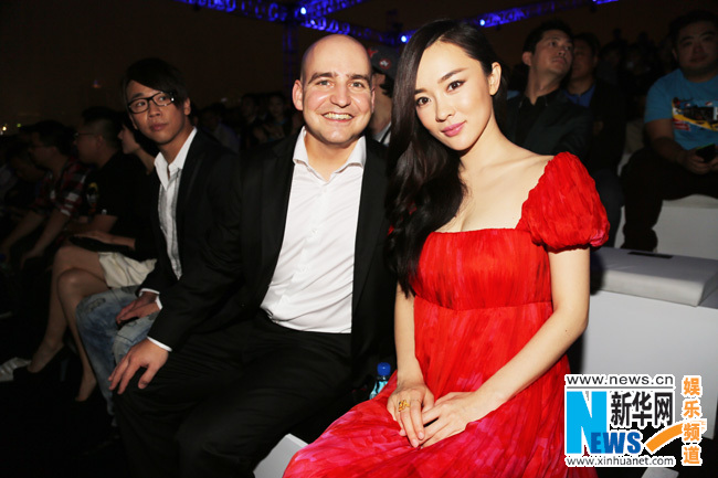 Chinese actress Huo Siyan attends AMG Driving Performance Award 2012 in Guangzhou, South China, November 21, 2012.(Xinhua Photo)