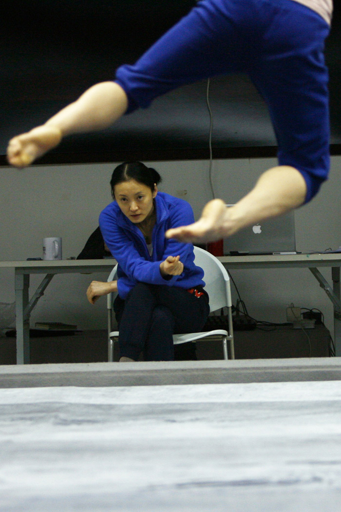 Wang Yuanyuan watches a dancer in Beijing Dance Theatre (BDT) having a training session in Beijing, capital of China, Jan. 28, 2012. (Xinhua/Cui Xinyu)