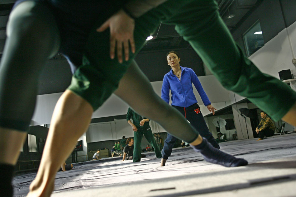 Wang Yuanyuan offers instructions to dancers of Beijing Dance Theatre (BDT) in Beijing, capital of China, Jan. 28, 2012. (Xinhua/Cui Xinyu)