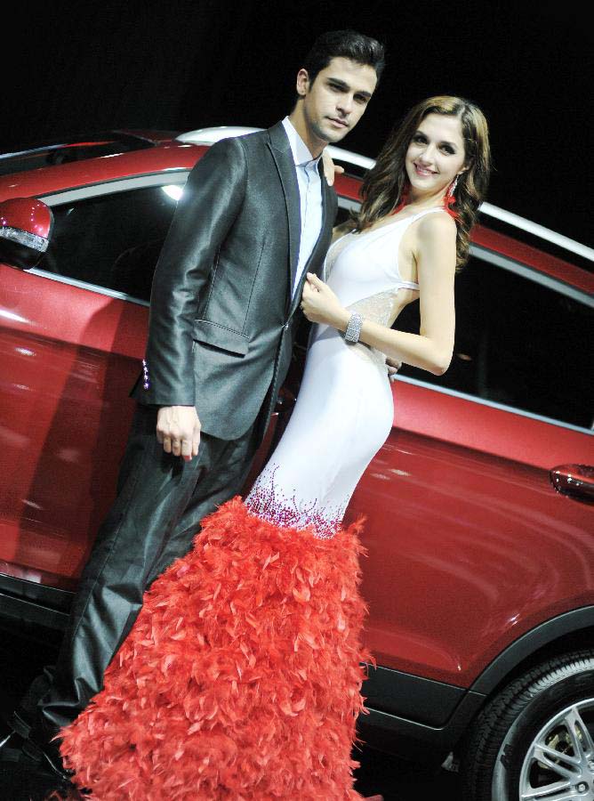 Models pose for photos at the 10th China (Guangzhou) International Automobile Exhibition in Guangzhou, capital of south China's Guangdong Province, Nov. 23, 2012. The exhibition, which kicked off on Friday, will last until Dec. 2. (Xinhua/Li Shiqi) 