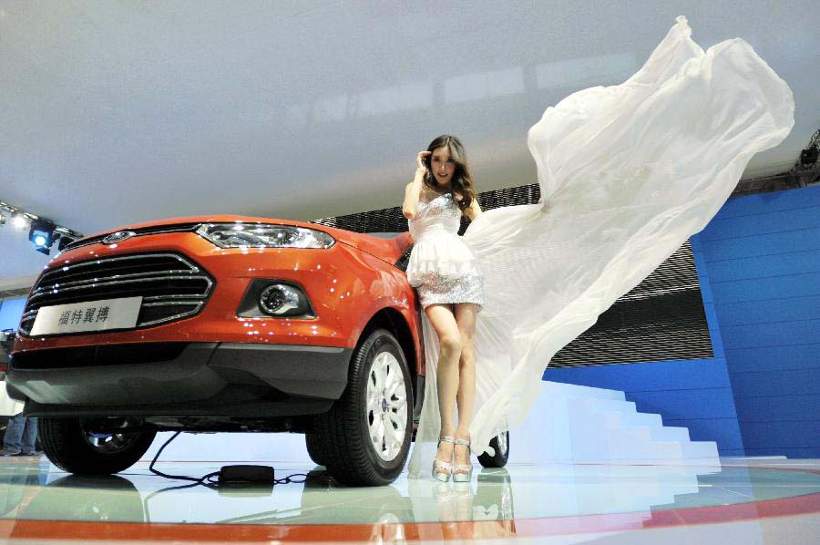 A model poses for photos at the 10th China (Guangzhou) International Automobile Exhibition in Guangzhou, capital of south China's Guangdong Province, Nov. 23, 2012. The exhibition, which kicked off on Friday, will last until Dec. 2. (Xinhua/Li Shiqi) 