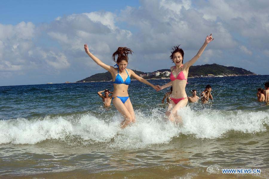 Contestants of the New Silk Road Model Contest participate in an outdoor show in Sanya, south China's Hainan Province, Nov. 22, 2012. The finals will be held on Nov. 30. (Xinhua/Jin Liangkuai)