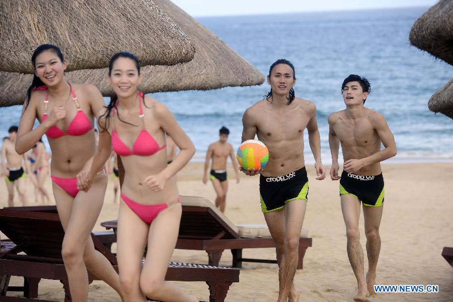 Contestants of the New Silk Road Model Contest participate in an outdoor show in Sanya, south China's Hainan Province, Nov. 22, 2012. The finals will be held on Nov. 30. (Xinhua/Jin Liangkuai)