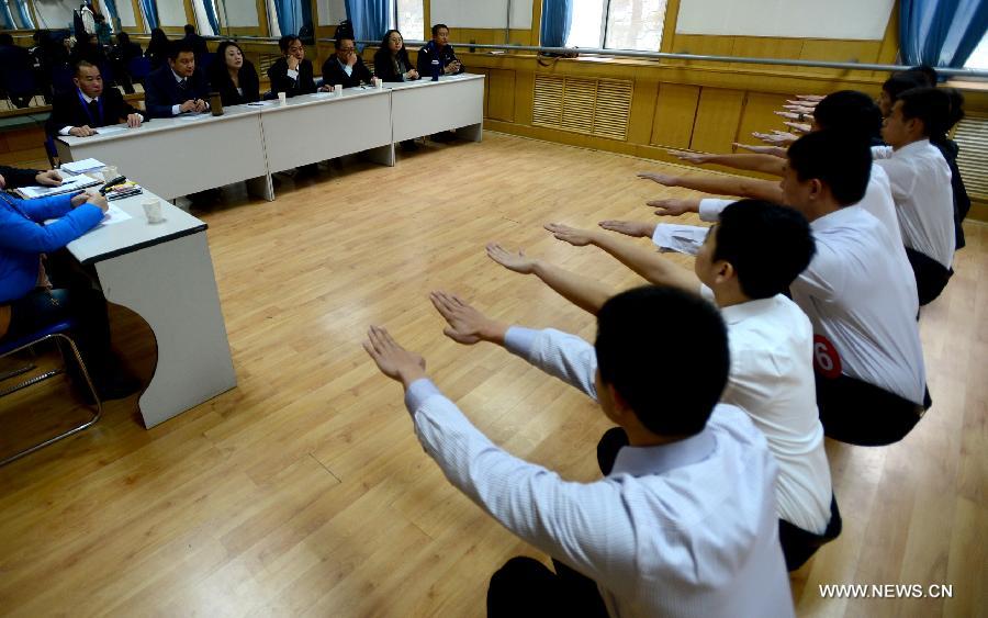 Candidates attend a job interview for airline stewards in Lanzhou, capital of northwest China's Gansu Province, Nov. 24, 2012. The Gansu branch of China Eastern Airline launched a job interview to recruit airline stewards on Saturday, attracting more than 300 applicants.(Xinhua/Zhang Meng)