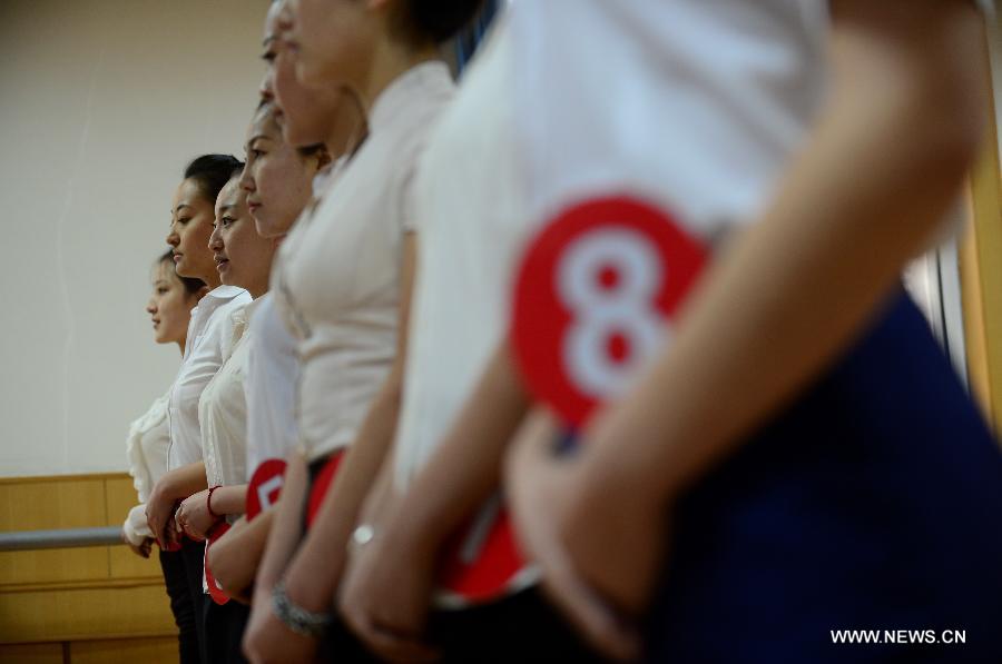 Candidates attend a job interview for airline stewards in Lanzhou, capital of northwest China's Gansu Province, Nov. 24, 2012. The Gansu branch of China Eastern Airline launched a job interview to recruit airline stewards on Saturday, attracting more than 300 applicants.(Xinhua/Zhang Meng) 