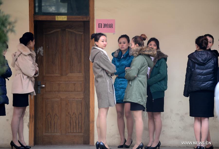 Candidates wait for a job interview for airline stewards in Lanzhou, capital of northwest China's Gansu Province, Nov. 24, 2012. The Gansu branch of China Eastern Airline launched a job interview to recruit airline stewards on Saturday, attracting more than 300 applicants.(Xinhua/Zhang Meng) 