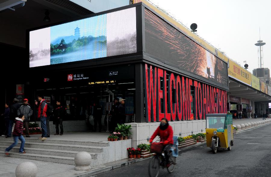 Photos from Xinhua News Agency are seen on the screen of Xinhua Gallery at the newly-built Chengzhan Station of Hangzhou Subway Line 1 in Hangzhou, capital of east China's Zhejiang Province, Nov. 24, 2012. Hangzhou Subway Line 1, the first subway in Zhejiang, was put into a trial operation on Saturday after 5 years of construction.(Xinhua/Wang Xiaochuan) 