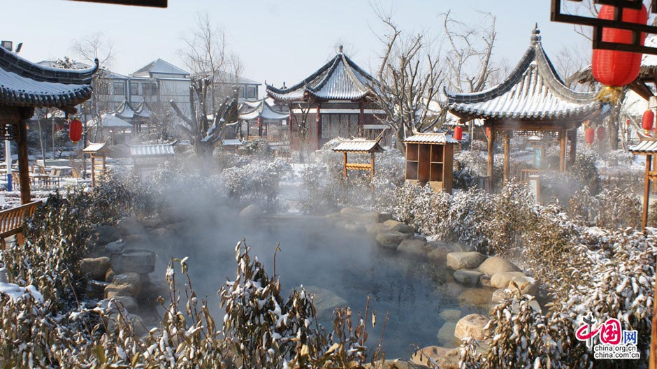 Located at the foot of Mount Meng in Yinan County, Shandong Province, the Zhisheng hot springs combine natural hot springs water with herbal medicine, which is beneficial for people's health. (China.org.cn)