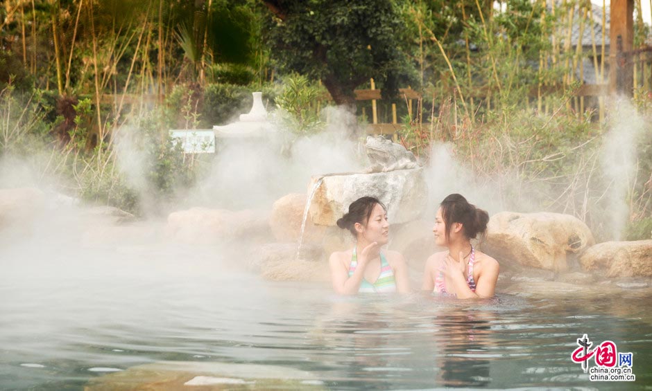 Located at the foot of Mount Meng in Yinan County, Shandong Province, the Zhisheng hot springs combine natural hot springs water with herbal medicine, which is beneficial for people's health. (China.org.cn)