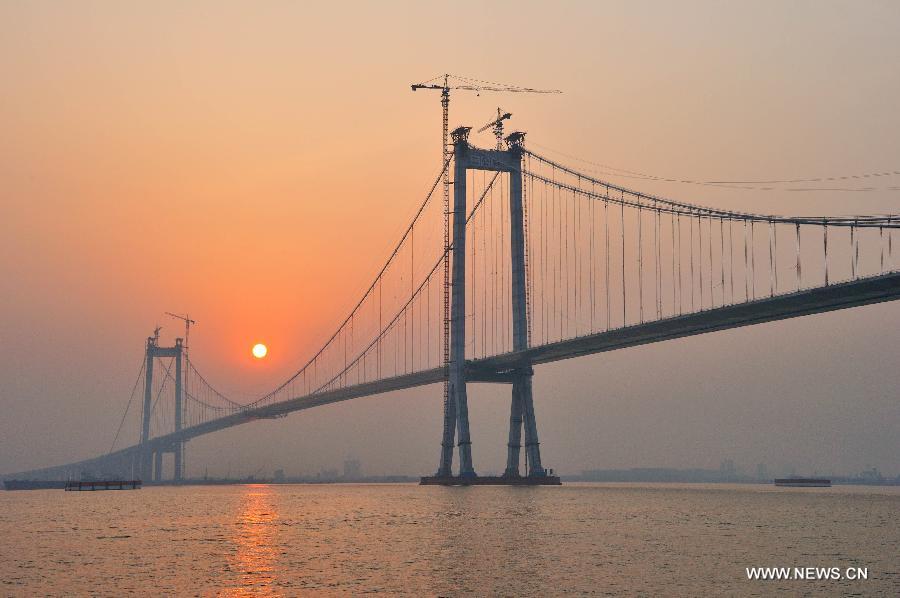 Photo taken on April 7, 2012 shows the Taizhou Yangtze River Bridge in Taizhou, east China's Jiangsu Province. The 62-kilometer-long bridge, which spans the Yangtze River and links Taizhou, Yangzhou, Zhenjiang and Changzhou in Jiangsu Province, opened traffic on Sunday. (Xinhua/Lu Zhinong)  