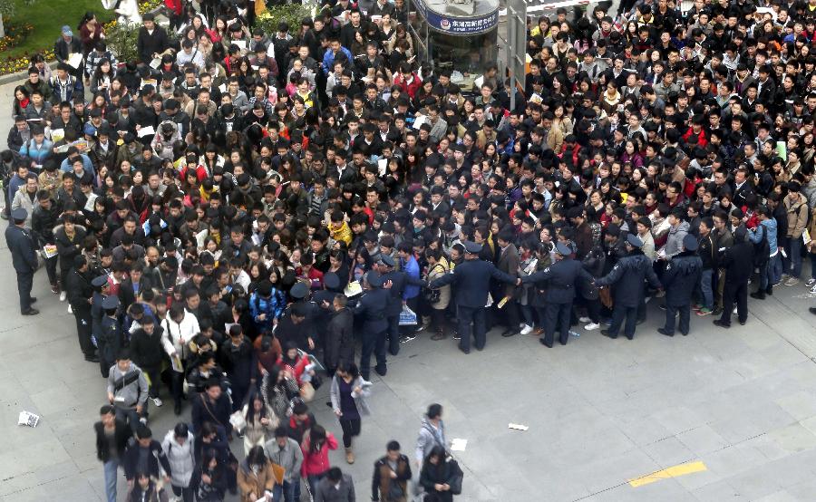 Job hunters pack into the venue of a job fair in Wuhan, capital of central China's Hubei Province, Nov. 24, 2012. The job hunting fair, providing nearly 10,000 vacancies, attracted over 50,000 job seekers on Saturday. (Xinhua) 