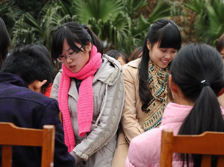 Job hunters are seen at a job fair held at Sichuan Normal University in Chengdu, capital of southwest China's Sichuan Province, Nov. 24, 2012. A week-long job hunting fair for college graduates kicked off in Sichuan on Saturday, which provided job vacancies via face-to-face interview and online service. (Xinhua/Li Hualiang) 