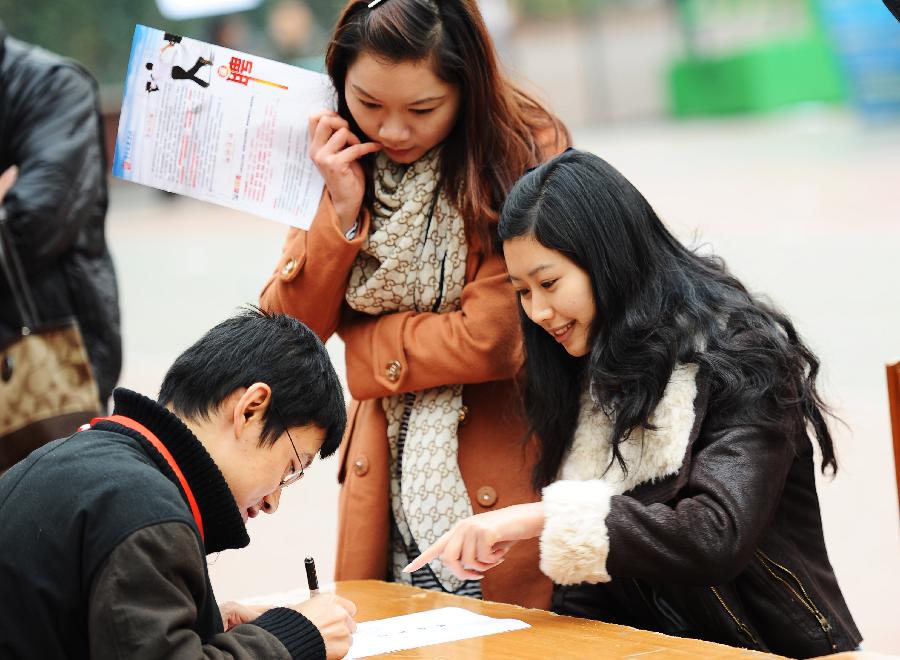 A job hunting fair is held at Sichuan Normal University in Chengdu, capital of southwest China's Sichuan Province, Nov. 24, 2012. A week-long job hunting fair for college graduates kicked off in Sichuan on Saturday, which provided job vacancies via face-to-face interview and online service. (Xinhua/Li Hualiang) 