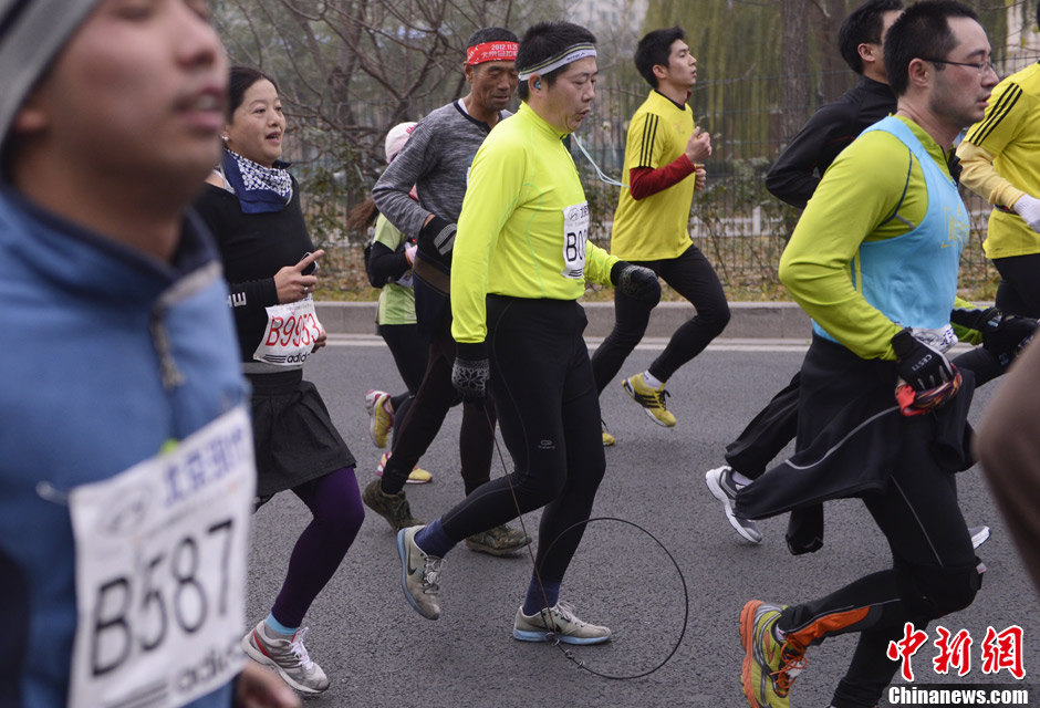 Some participants dressed in eye catching costumes during the 2012 Beijing International Marathon.(Photo by Liao Pan/Chinanews.com)