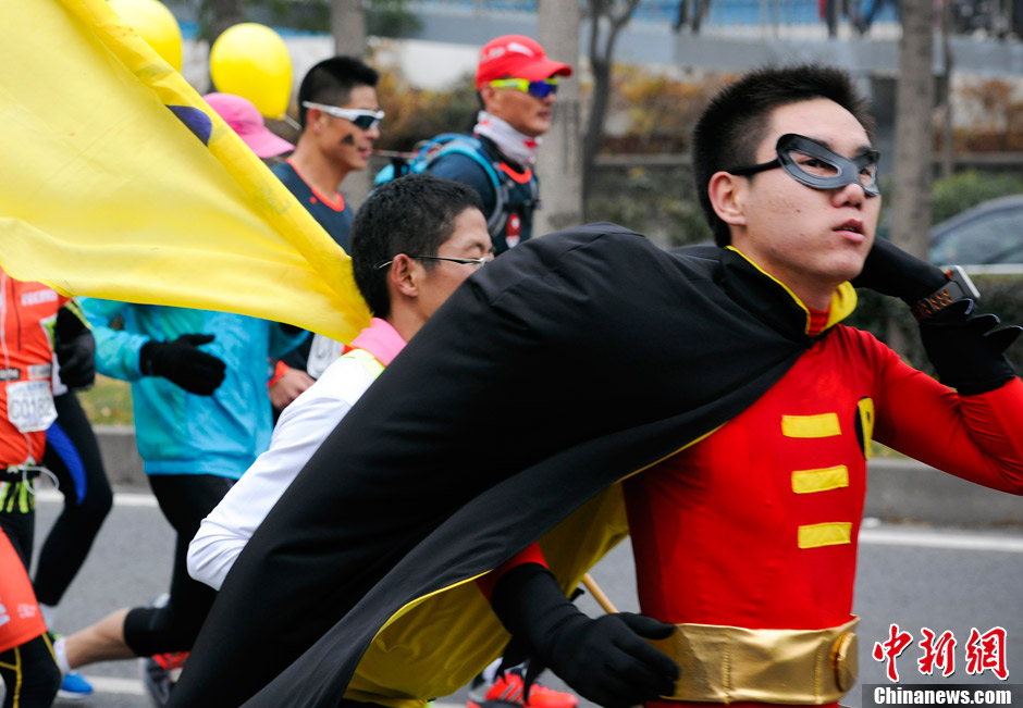 Some participants dressed in eye catching costumes during the 2012 Beijing International Marathon.(Photo by Liu Zhen/Chinanews.com)