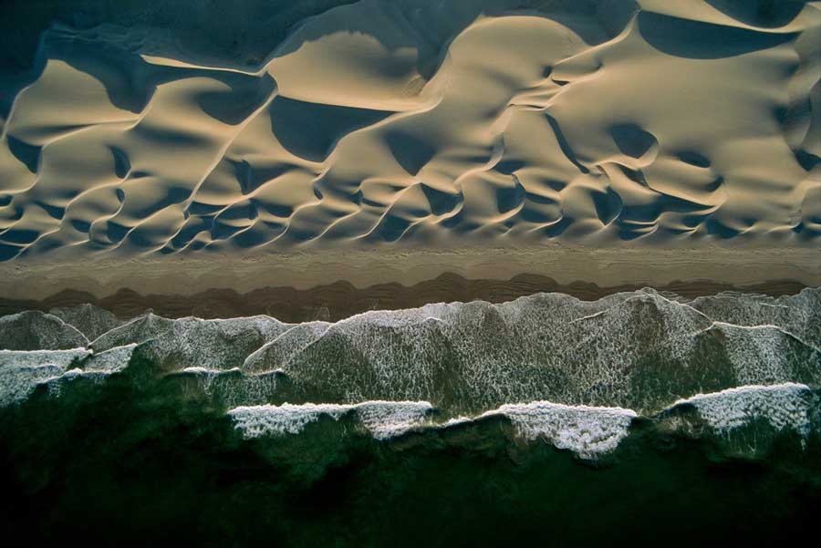 Pacific coast, peru. Strong southerly winds fashion a chain of dunes on a remote beach in central Peru. Ocean waves supply huge amounts of the dune-building sand. (Source: www.huanqiu.com)