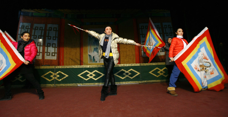 Wu Fenghua acts during a night show in Shaoxing, east China's Zhejiang Province, Feb. 1, 2012. (Xinhua/Cui Xinyu)