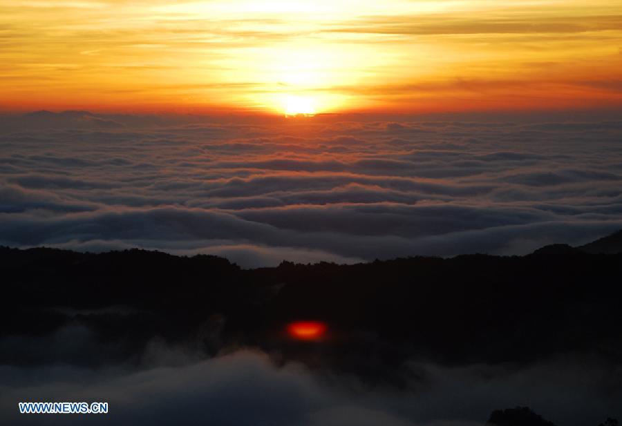 Photo taken on Nov. 25, 2012 shows the sea of clouds in Luoping County, southwest China's Yunnan Province. (Xinhua/Mao Hong) 