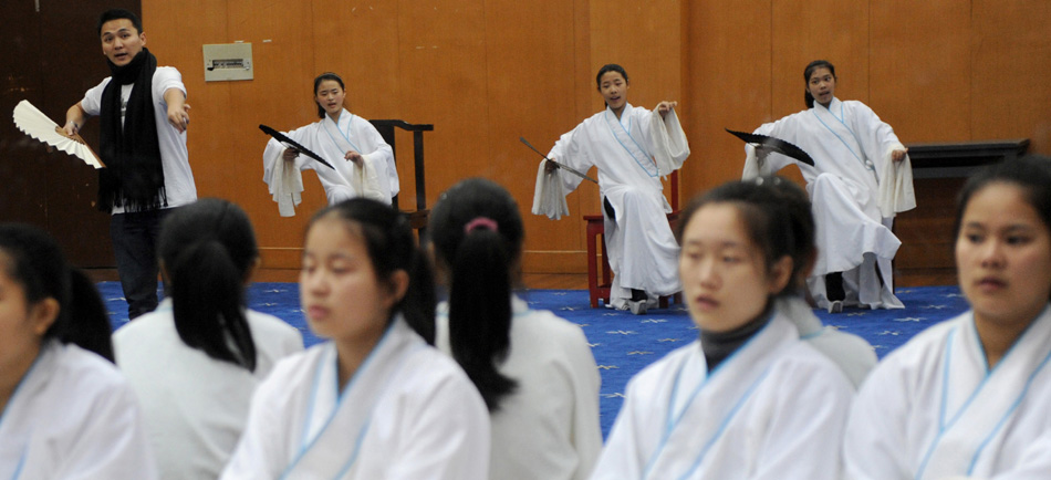 Zeng Jie (back, L) teaches in a body training class at an art school in Hangzhou, capital of east China's Zhejiang Province, Dec. 8, 2011. (Xinhua/Han Chuanhao)