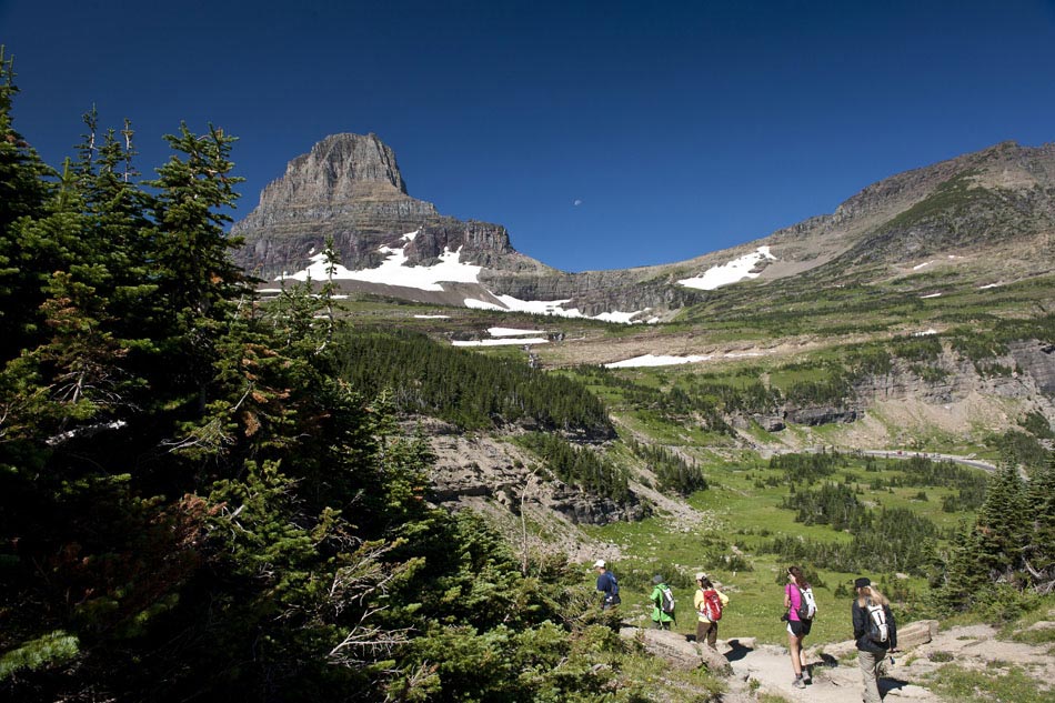 Tourist walks between maintains in the Glacier National Park in Montana, the United States. In the past hundred years, global climate warming has caused glacier retreat. (Xinhua/Zhang Jun)