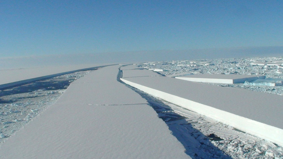 An ice crevasse on the Antarctic ice shelf found by British Antarctic Survey on March 25, 2008. (Xinhua/ AFP)