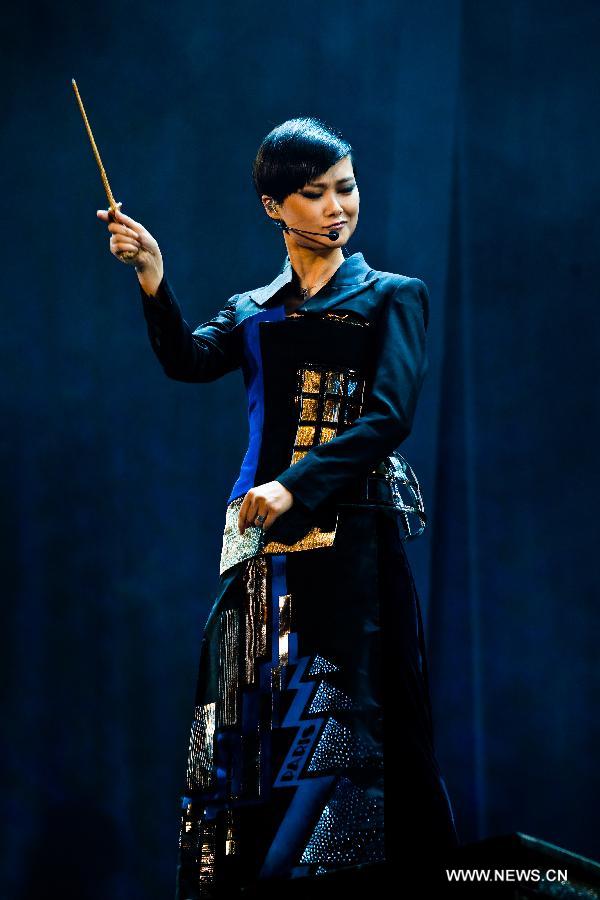 Chinese singer Li Yuchun (Chris Lee) sings during her solo concert in Nanjing, capital of east China's Jiangsu Province, Nov. 24, 2012. (Xinhua/Hei Songzi) 