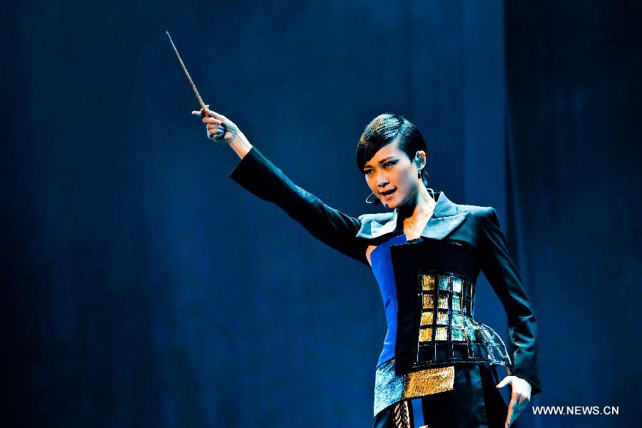 Chinese singer Li Yuchun (Chris Lee) sings during her solo concert in Nanjing, capital of east China's Jiangsu Province, Nov. 24, 2012. (Xinhua/Hei Songzi) 